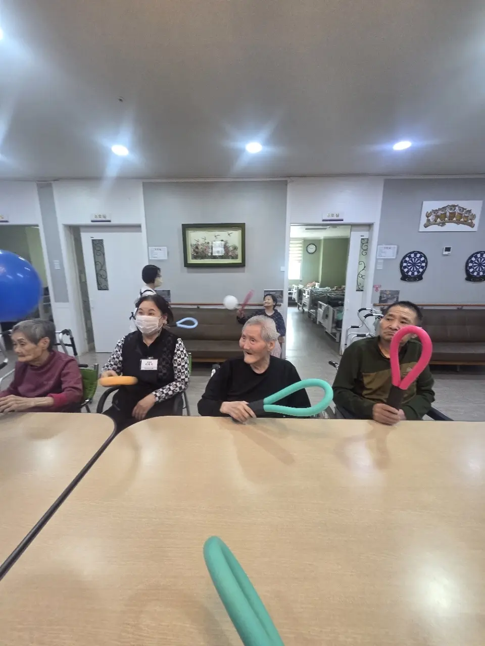 축복요양원 4월 신체프로그램 풍선던지기 1