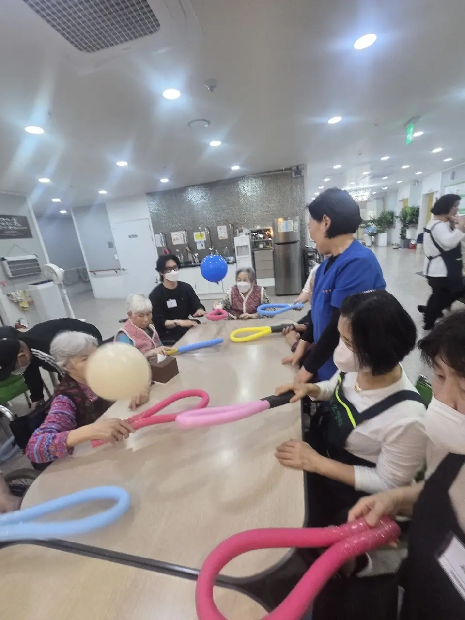 축복요양원 4월 신체프로그램 풍선던지기 3