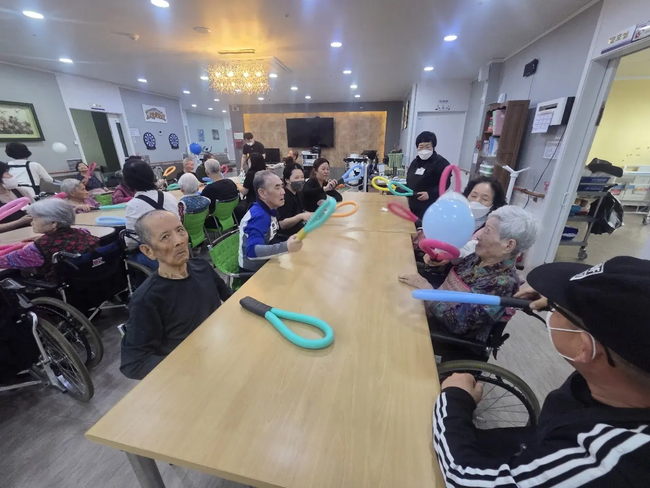 축복요양원 4월 신체프로그램 풍선던지기 7